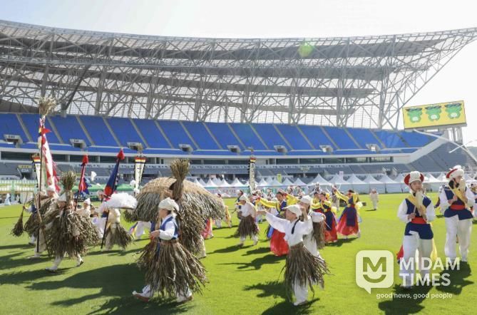 용인시청소년연희단은 27일 '2025 대한민국 조아용 페스티벌' 행사장에서 제66회 한국민속예술제 청소년부 경연 출정식을 겸한 전통 놀이 시연을 했다