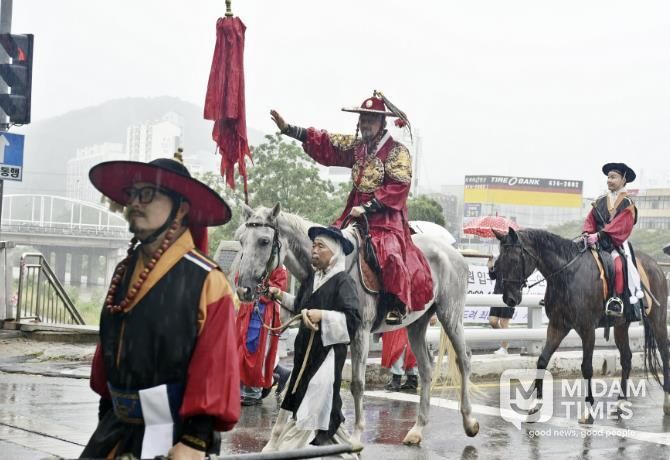 안양시는 28일 2025 정조대왕 능행차 공동재현 대장정을 성황리에 마쳤다