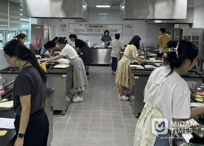 영양 플러스 사업 대상자들이 요리 교실에서 함께 요리를 실습하고 있다.