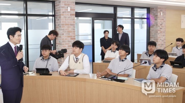 김대중 교육감이 3학년 교실을 찾아 수험생을 격려하고 있다.