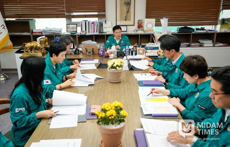 이필형 동대문구청장(사진 가운데)이 재난안전대책본부 회의를 주재하고 있다.