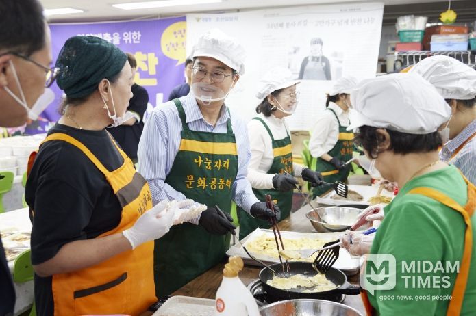 시흥서 민생투어 나선 김동연 지사. 추석맞이 반찬 나눔 봉사활동으로 출발
