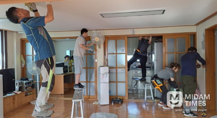 포항시 북구보건소는 지난 27일 양학경로당 도배 작업을 진행했다.