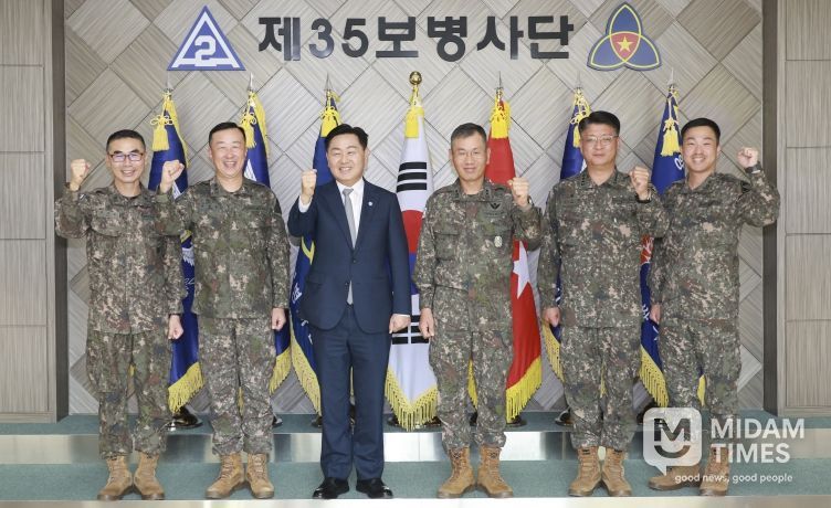 29일 추석 명절을 앞두고 김관영 도지사가 육군 제35보병사단을 방문하여 김광석 35사단장에게 지역 안전 수호에 감사의 마음을 전하고 있다.