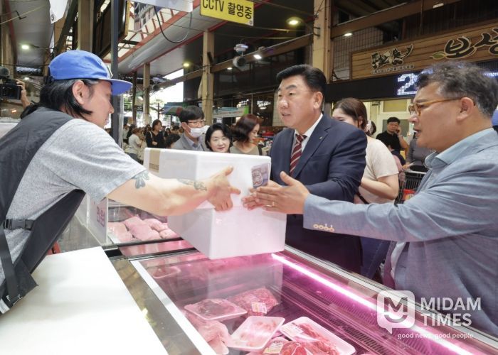 이범석 청주시장, 추석 앞두고 ‘전통시장 장보기’ 솔선 참여
