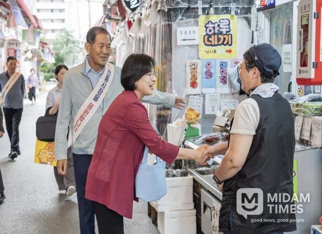 지난 22일 강동구 성내전통시장에서 이수희 강동구청장이 상인들과 만나 격려하고 있다.