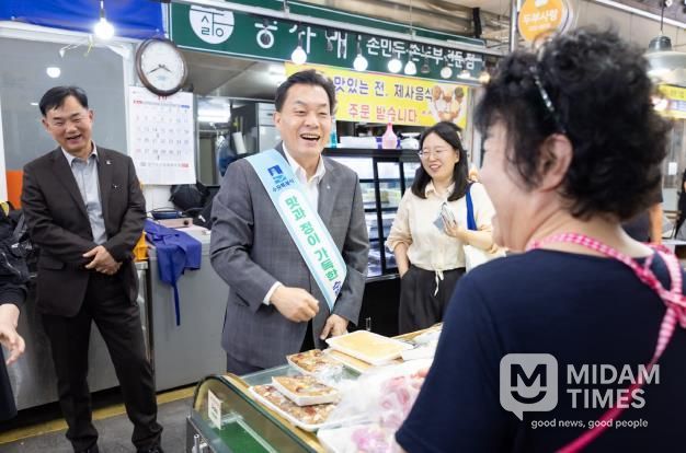 이재준 수원시장이 권선종합시장에서 장을 보고 있다.