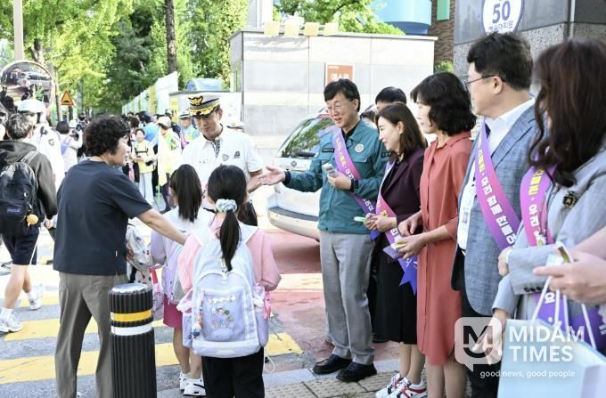 이민근 안산시장이 중앙초등학교 앞에서 ‘스쿨존 어린이 교통안전 캠페인’을 진행하고 있다.
