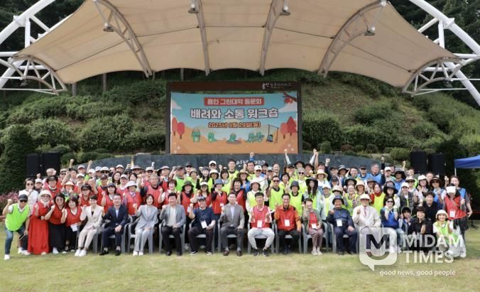 이상일 용인특례시장이 29일 처인구 원삼면에 있는 용인농업기술센터에서 열린 용인그린대학 동문회 워크숍에 참석했다