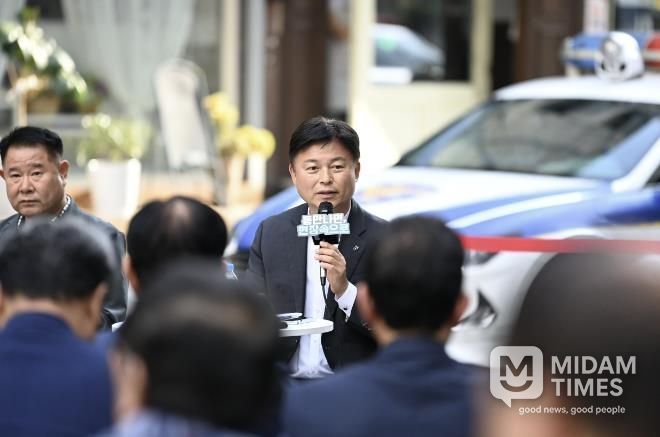 조용익 부천시장이 29일, 부천역 피노키오 광장에서 열린 ‘틈만나면, 현장속으로’에서, 막장 유튜버 활동 근절 방안을 논의하고 있다.