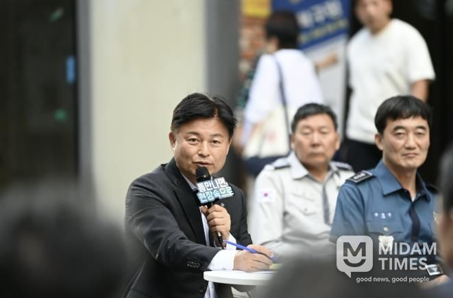 조용익 부천시장이 29일, 부천역 피노키오 광장에서 열린 ‘틈만나면, 현장속으로’에서, 막장 유튜버 활동 근절 방안을 논의하고 있다.