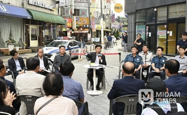 조용익 부천시장이 29일, 부천역 피노키오 광장에서 열린 ‘틈만나면, 현장속으로’에서, 막장 유튜버 활동 근절 방안을 논의하고 있다.