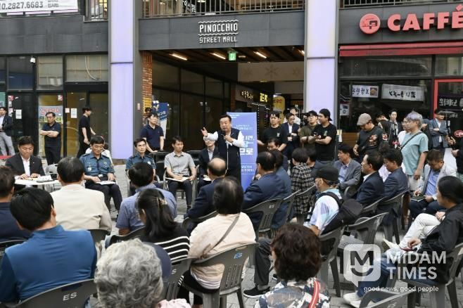 한 시민이 29일 부천역 피노키오 광장에서 열린 ‘틈만나면, 현장속으로’에서 발언하고 있다.