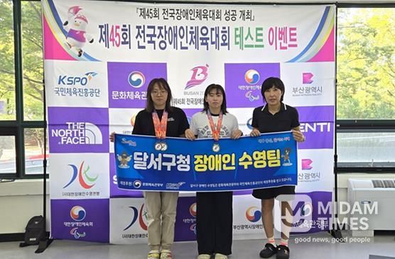 좌측부터 강주은 선수, 강정은 선수, 박소영 감독