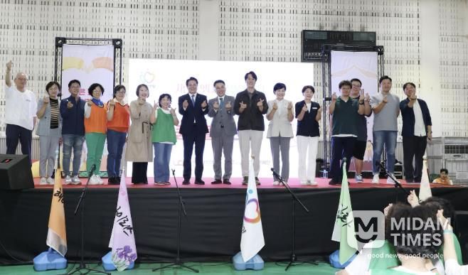 모두를 위한 좋은돌봄 한마당에 참석한 최대호 안양시장과 주요 내빈들이 기념촬영을 하고 있다