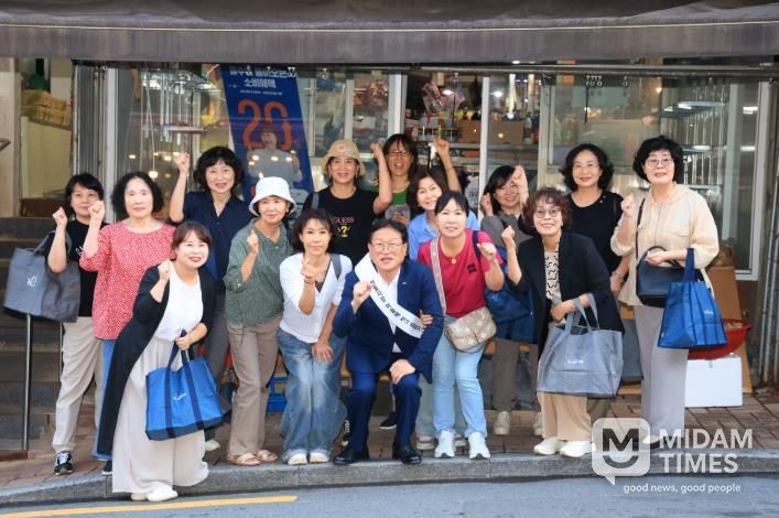 김대권 수성구청장과 구청 직원들이 지난 29일 지산동 지산목련시장에서 추석맞이 장보기를 하고 있다.