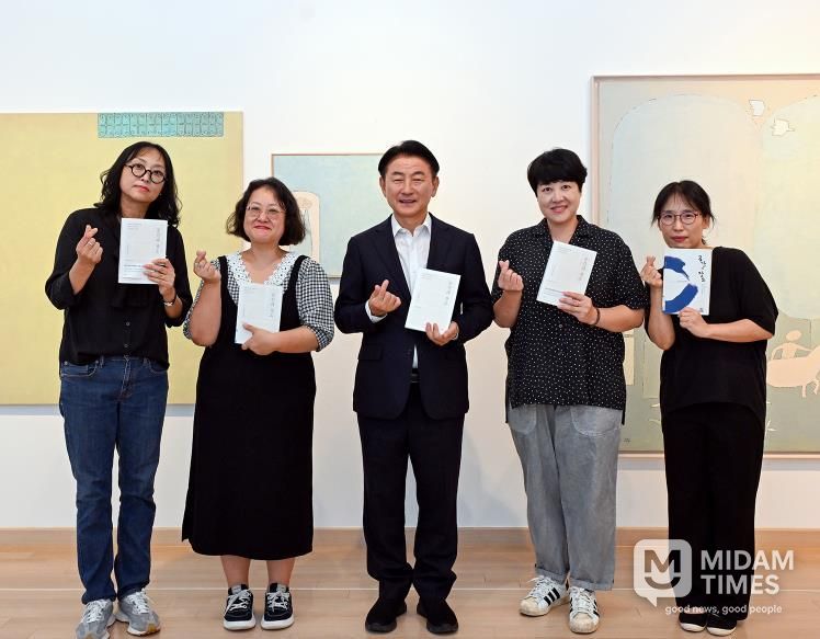 김동근 시장이 9월 29일 백영수미술관에서 ‘공간과 장소’를 함께 읽는 독서모임을 열고, 참가 시민들과 기념사진을 찍고 있다.