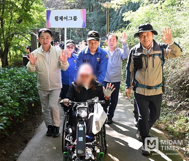 김동근 시장이 9월 27일 ‘제13회 어울림 등반대회’에서 참여자들과 함께 등반을 하고 있다.