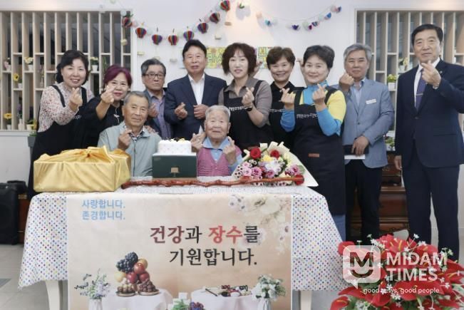 서태원 가평군수, 100세 어르신께 장수지팡이 전달