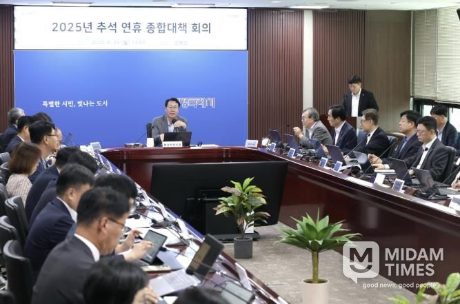 정명근 화성특례시장이 29일 2025년 추석 연휴 종합대책 회의를 열고 종합계획 추진 상황을 점검하고 있다