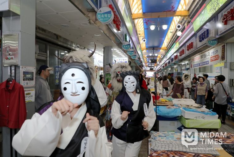 전통시장 퍼레이드, 축제의 흥과 지역상권을 잇다