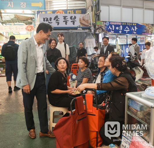 이기재 양천구청장이 추석을 맞아 시장을 찾은 주민들과 인사를 나누는 모습