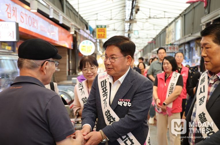 아현시장에서 주민에게 인사를 건네고 있는 박강수 마포구청장