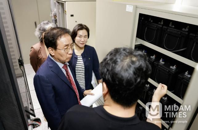 UPS 배터리를 점검하는 김문근 단양군수