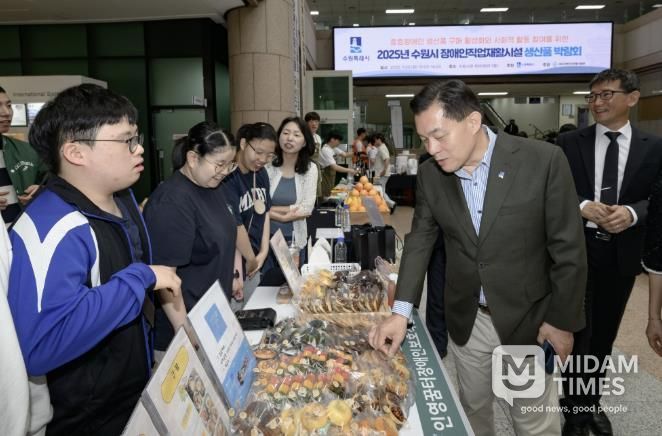 이재준 수원시장이 박람회에 출품한 물품을 살펴보고 있다.