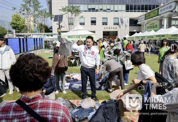 오언석 도봉구청장이 지난 9월 26일 열린 ‘같이가치 페스타’에서 지역 내 자활기업 생산품을 들어 보이고 있다