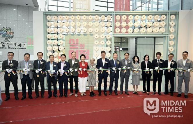 이민근 안산시장(오른쪽 여덟번째)이 안산산업역사박물관 기획전시 ‘실의 여정: 손끝에서 로봇까지’ 개막식에서 테이프 커팅을 하고 있다.