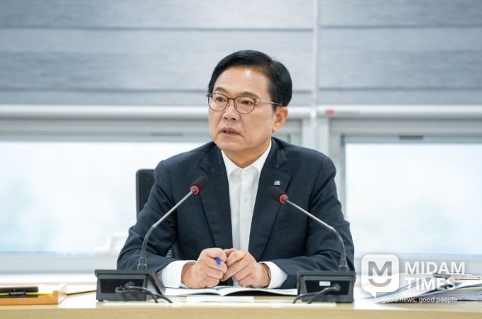 1. 김석필 천안시장 권한대행 부시장이 1일 시청 중회의실에서 열린 확대간부회의에서 추석 연휴를 앞두고 안전과 재난에 대비해 비상연락 체계 유지 등을 지시하고 있다.