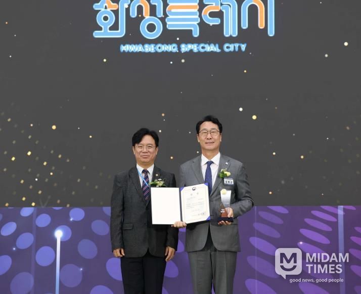 정명근 화성특례시장이 지난달 30일 2025년 전국 지자체 일자리대상에서 공시제 부문 최우수상을 수상하고 김영훈 고용노동부 장관과 기념 촬영을 하고 있다