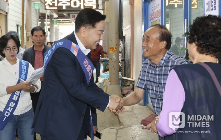 추석 명절을 앞둔 1일 김관영 전북특별자치도지사가 전주 신중앙시장을 찾아 상인들과 간담회를 갖고 전통시장 장보기 행사를 갖고 있다