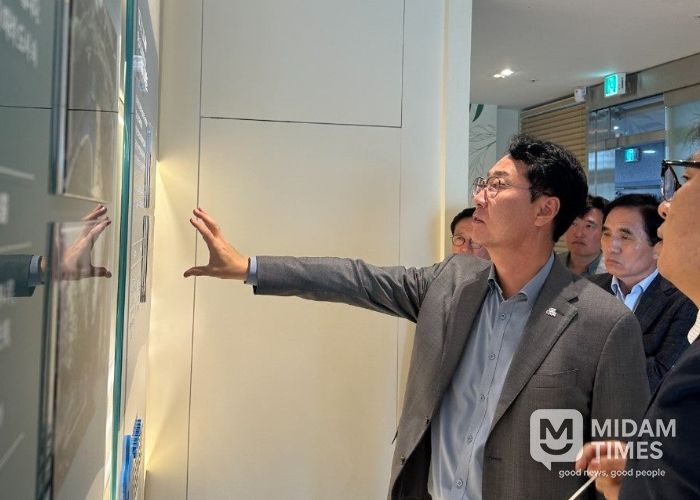 정명근 화성특례시장이 1일 경부직선화 상부공원 현장 상황실을 찾아 공사 진행상황을 점검하고 있다