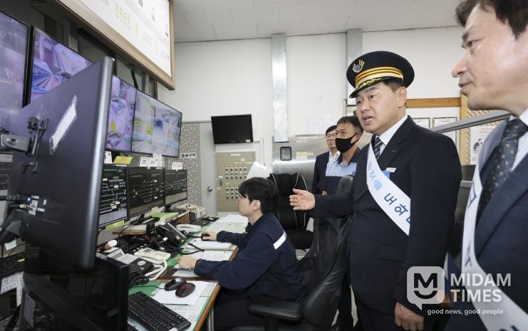 1일 전주역에서 김관영 전북특별자치도지사가 명절을 맞아 고항을 찾은 귀성객들에게 전주 하계올림픽 유치를 위한 현장 홍보와 환영인사를 하고 있다 이날 행사는 코레일의 '일일 명예역장 체험행사'와 연계해 진행됐다