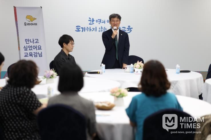 천창수 교육감이 1일 집현실에서 지역 작가들에게 인사말을 하고있다