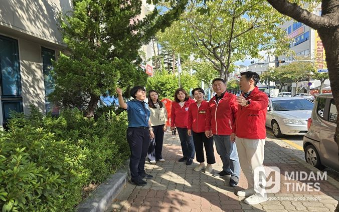 국민의 힘 강서구의원들이 학교 주변을 경찰과 함께 순찰하고 있다.