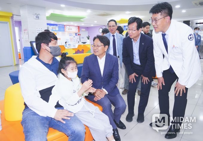 강기정 광주광역시장이 2024년 5월29일 광산구 광주센트럴병원에서 열린 ‘광주광역시 달빛어린이병원 개소식’에 참석해 기념촬영을 하고 있다. /광주광역시 제공