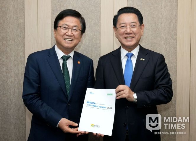 (최교진 교육부 장관 면담)김영록 전라남도지사가 1일 세종에서 최교진 교육부 장관과 면담을 갖고 전라남도 통합대학교 국립의대 신속 신설 등 전남도 핵심사업 해결을 위한 걸의 및 협조를 요청하고 있다.