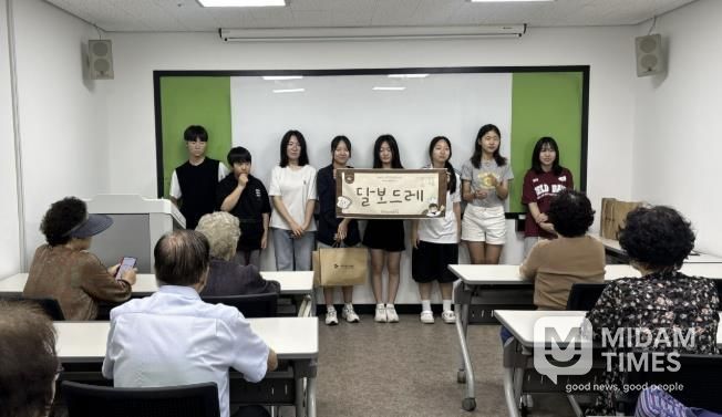 2025년 7월 제과제빵 동아리 ‘달보드레’가 어르신들에게 손수 만든 마들렌을 전달했다.