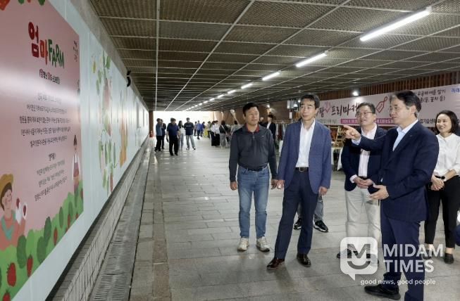 딸기 수확 기념행사가 열린 마두스마트팜을 찾은 이동환 고양특례시장