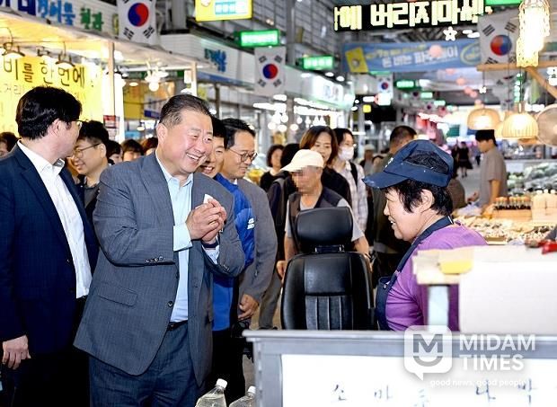 김경일 파주시장, 추석 맞아 전통시장 방문해 상인 격려