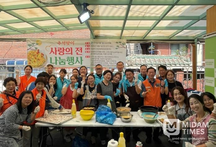 김동근 시장이 10월 1일 ‘사랑의 전 만들기’ 봉사활동 현장에서 참여자들과 함께 기념사진을 찍고 있다.