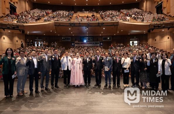 김동근 시장이 10월 1일 ‘제29회 노인의 날 기념식’에서 참석자들과 기념사진을 찍고 있다.