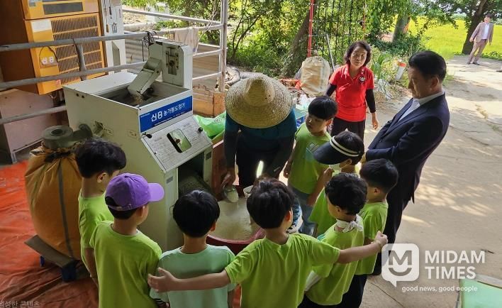 김동근 시장이 10월 1일 ‘꼬마농부 고구마 캐기 및 쌀 도정 체험’ 행사에 참석해 아이들과 도정 과정을 보고 있다.