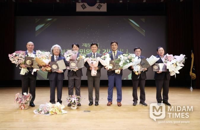 조용익 부천시장(가운데)과 ‘부천시 시민대상’ 수상자 기념사진