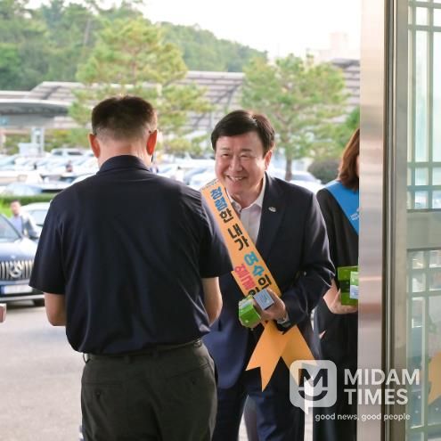 지난 1일 퇴근길 시청 본관 후문에서 추석 명절을 앞두고 ‘청렴한 데이’ 청렴 실천 캠페인을 진행했다.