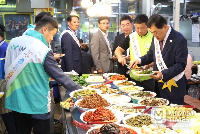 주낙영 경주시장이 2일 성동시장에서 추석맞이 장보기 행사에서 직접 장을 보며 상인들을 격려하고 있다.
