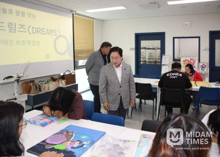 주광덕 시장이 드림즈 장애인보호작업장에 방문해 근로자들을 격려하고 있다.